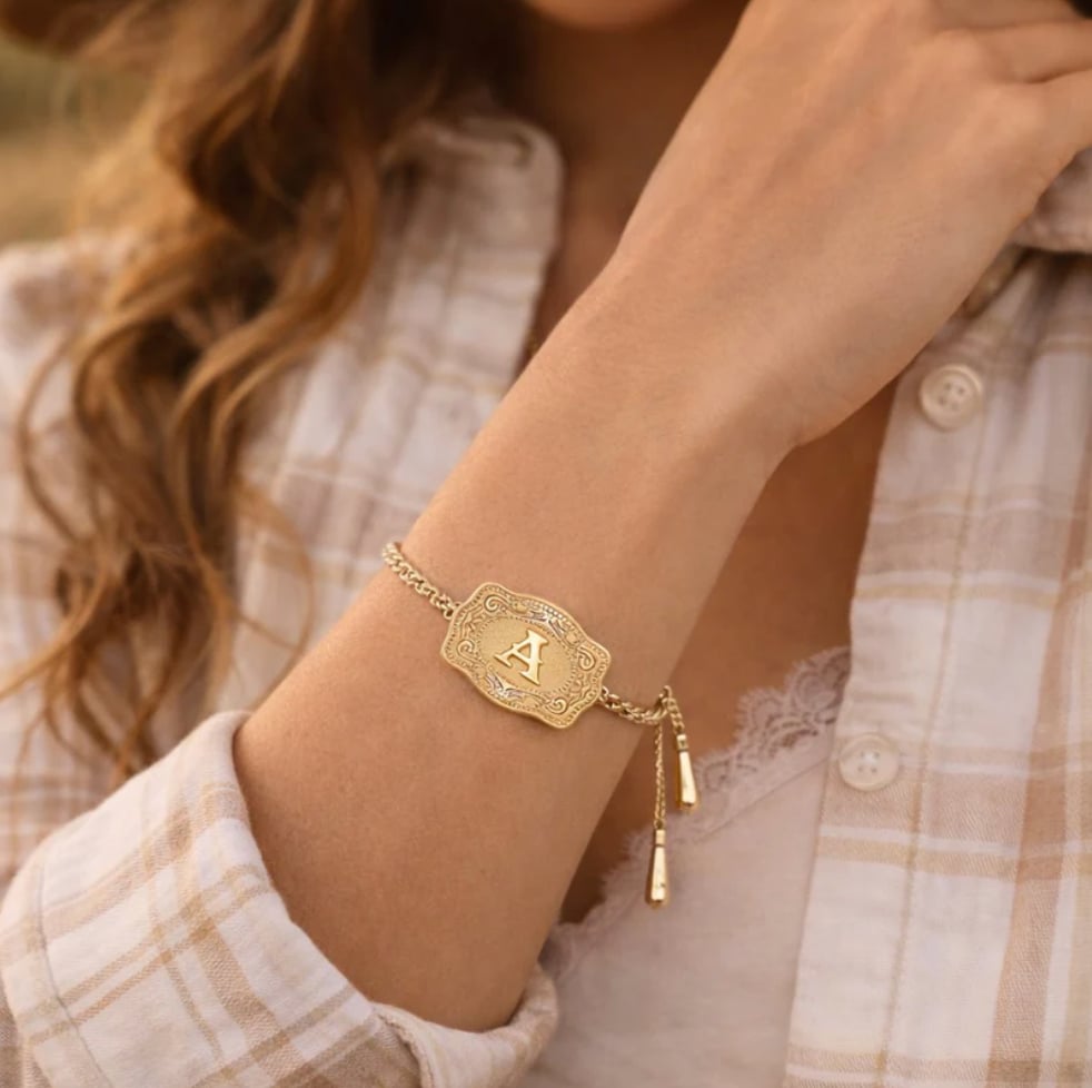 🧷 Miniature Belt Buckle Wristband – Sleek Adjustable Bracelet with Chic Metal Clasp